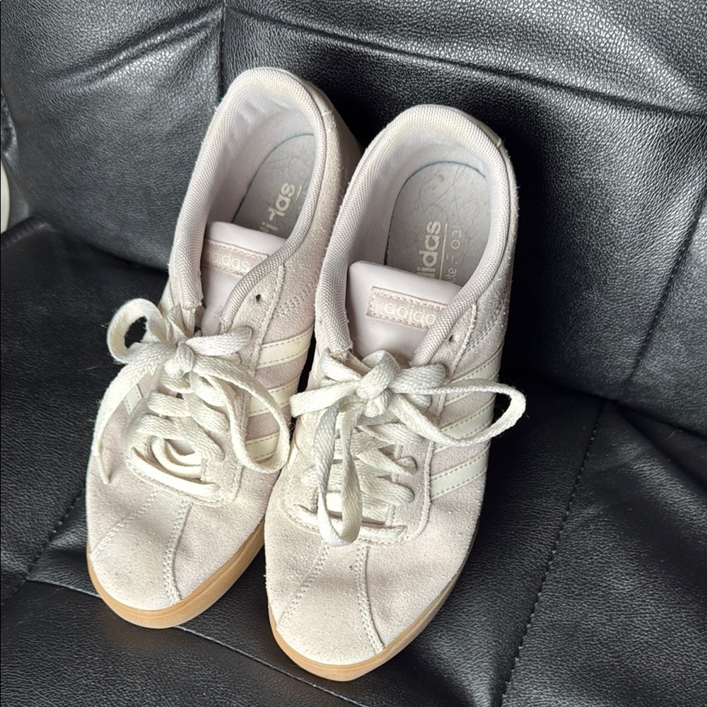 Adidas Women's pale purple Sneakers